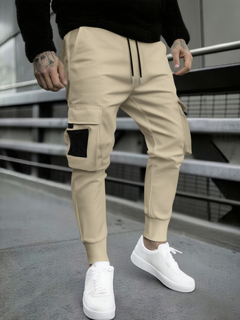 Vīriešu cargo bikses, vaļīgs piegriezums, aizdare ar šņoriem, sašaurinātas kājas, poliestera šķiedras maisījums, bez krokām, daudz kabatu, visām sezonām
