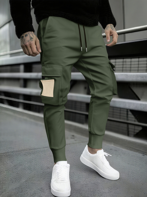 Vīriešu cargo bikses, vaļīgs piegriezums, aizdare ar šņoriem, sašaurinātas kājas, poliestera šķiedras maisījums, bez krokām, daudz kabatu, visām sezonām