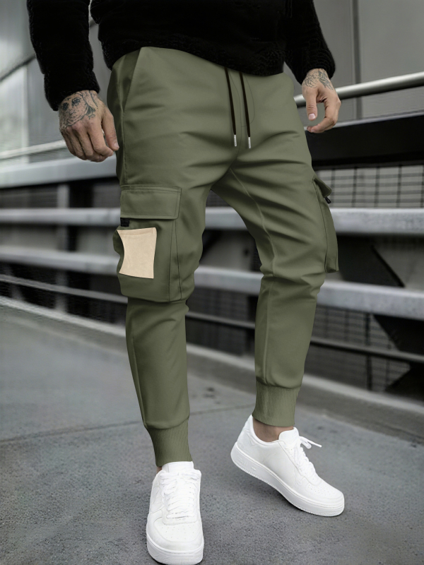 Vīriešu cargo bikses, vaļīgs piegriezums, aizdare ar šņoriem, sašaurinātas kājas, poliestera šķiedras maisījums, bez krokām, daudz kabatu, visām sezonām
