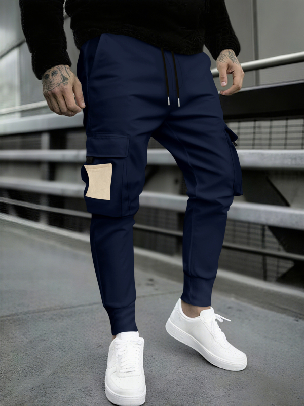 Vīriešu cargo bikses, vaļīgs piegriezums, aizdare ar šņoriem, sašaurinātas kājas, poliestera šķiedras maisījums, bez krokām, daudz kabatu, visām sezonām