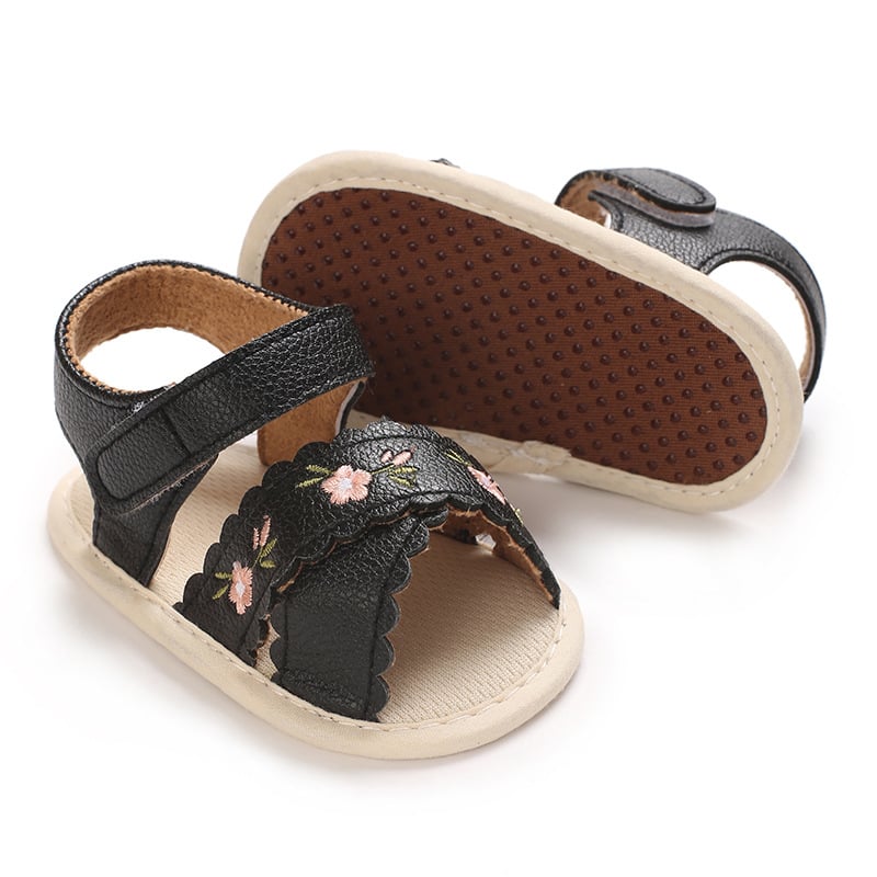 Detské sandále s výšivkou, PU horný materiál, textilná podrážka, stielka a vnútro z textilu, zapínanie na suchý zips, otvorený prst, pre 6–12 mesiacov, jar 2025 vydanie