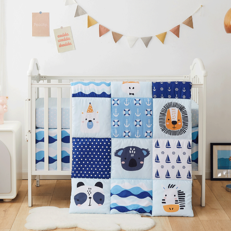 Rajzfilm mintás babatakaró — poliészter töltet, anyag kémiai rostból, 3 éves kor alatt gyerekeknek