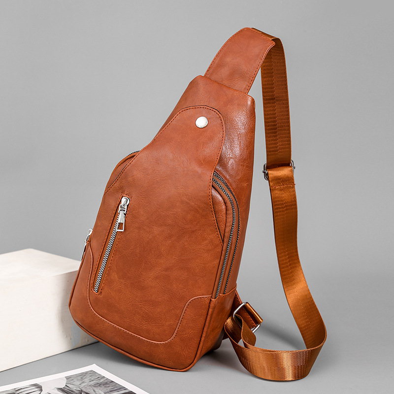 Τσαντάκι μασχάλης από PU • κάθετη τετράγωνη μορφή • κλείσιμο με φερμουάρ • κρυφή τσέπη με φερμουάρ • επένδυση πολυεστέρα