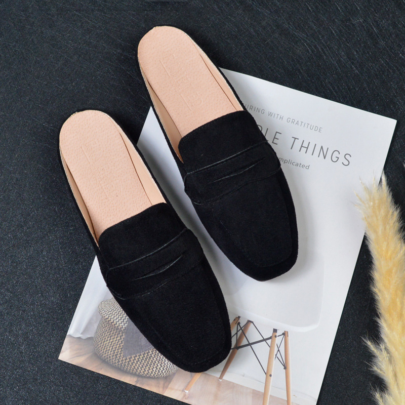 Női papucs: négyszögletes orrú, velúr felsőrész, gumírozott talp, műbőr belső, lazább stílus