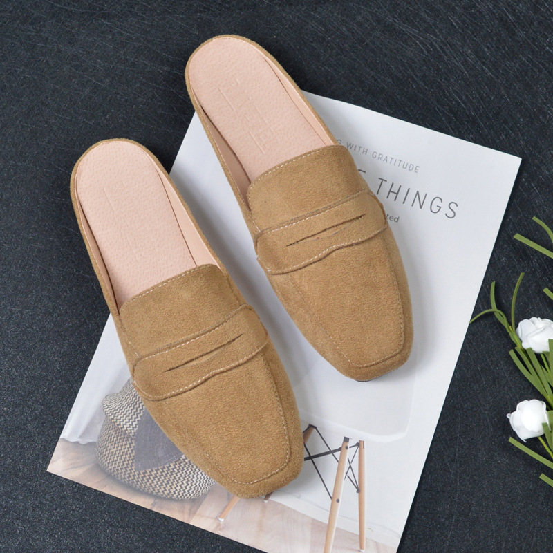 Női papucs: négyszögletes orrú, velúr felsőrész, gumírozott talp, műbőr belső, lazább stílus