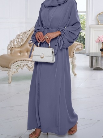 Poliestera kleita ar auklām uz manšetēm, garām piedurknēm un garu svārku — poliesteris 95% un vairāk, vasaras 2023 laidienu