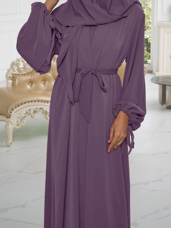 Poliestera kleita ar auklām uz manšetēm, garām piedurknēm un garu svārku — poliesteris 95% un vairāk, vasaras 2023 laidienu