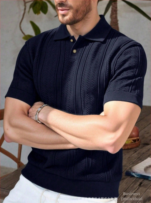 Πουλόβερ σε βρετανικό στυλ, με γιακά τύπου πουκάμισου, μακριά μανίκια, μαλλί 30–35%, χωρίς τσαλάκωμα