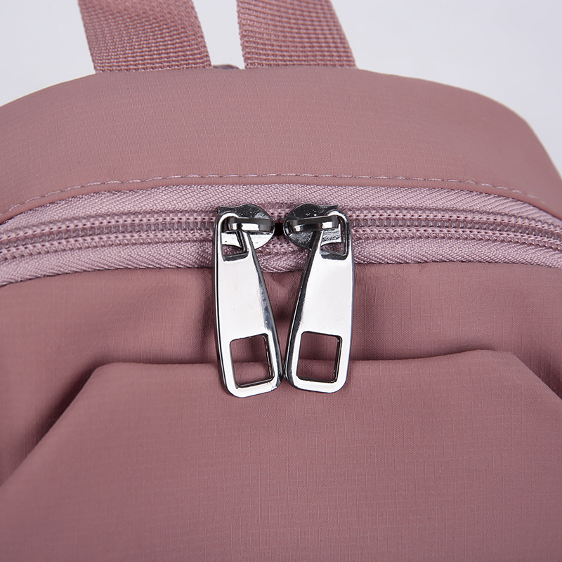 Unisex nailoninė konvertuojama rankinė per petį/krūtinę — gatvės stilius, užtrauktukas, vidinė užtrauktuku kišenė, išorinė kišenė su patch, minkšta konstrukcija, ruduo 2025