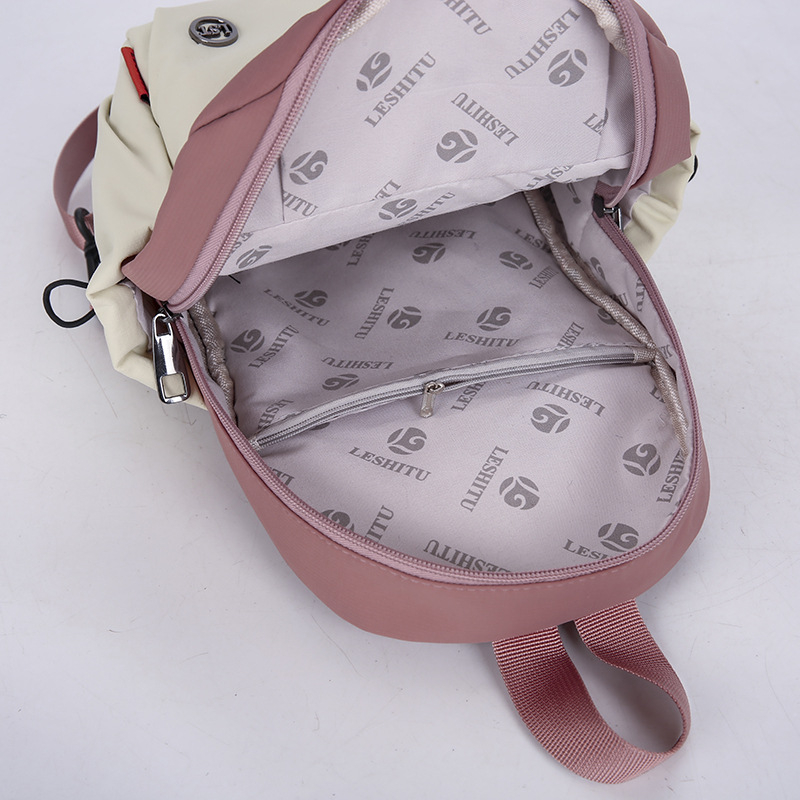 Unisex nailoninė konvertuojama rankinė per petį/krūtinę — gatvės stilius, užtrauktukas, vidinė užtrauktuku kišenė, išorinė kišenė su patch, minkšta konstrukcija, ruduo 2025