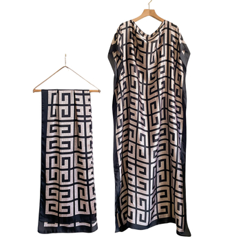 Női hosszú napszűrő blúz-sál geometriai mintával (Anyag: szintetikus selyem; Szövés módja: warp knitting; Mintázat: Geometriai; Feldolgozás: nyomtatás; Stílus: közepes hosszúság)