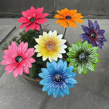 Dzelzs ziedu dekors, pastoral stils, rokām krāsots, paredzēts ārējai pagalma dekorācijai