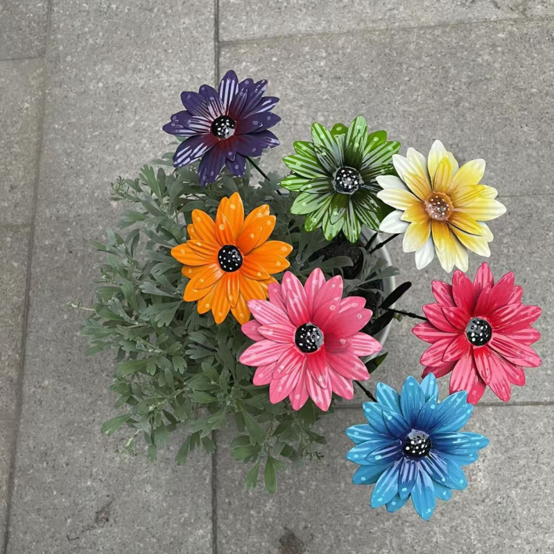 Dzelzs ziedu dekors, pastoral stils, rokām krāsots, paredzēts ārējai pagalma dekorācijai