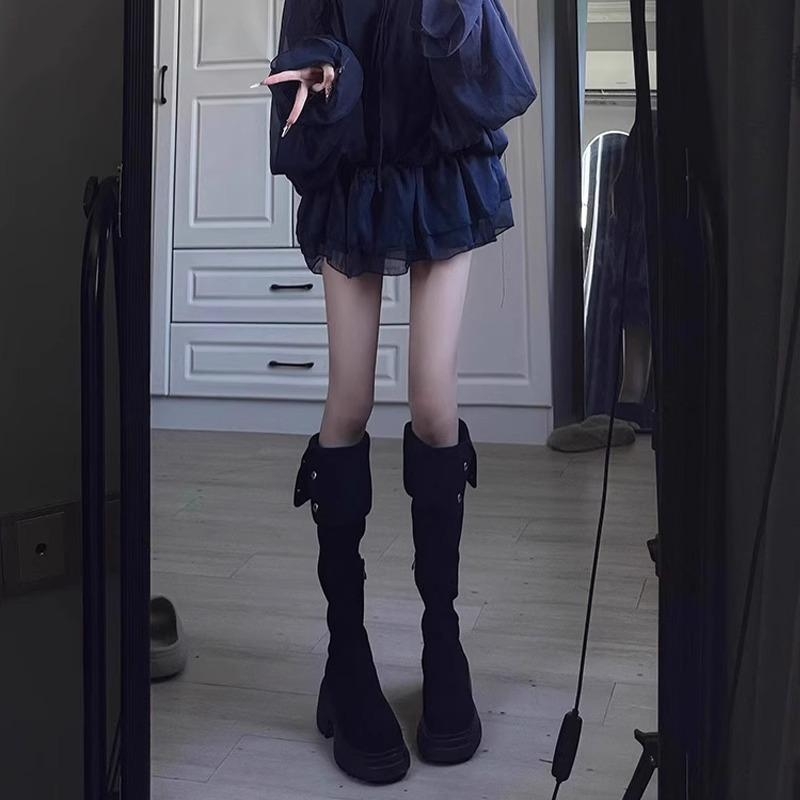 Cizme de motocicletă până la genunchi, partea superioară din velur, vârf pătrat, toc foarte înalt (>8 cm), talpă din cauciuc