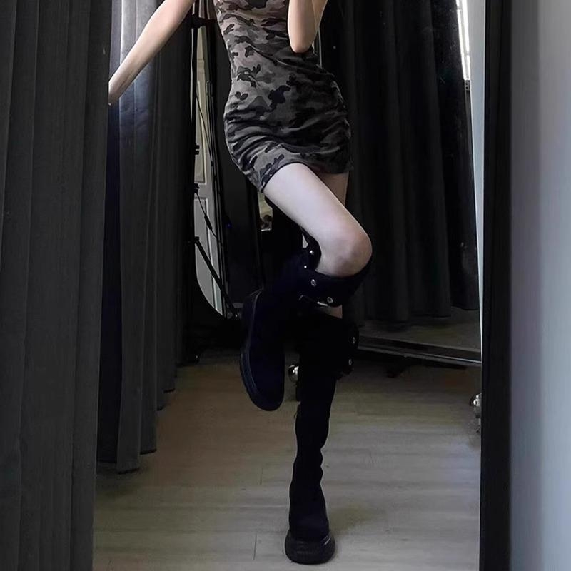 Cizme de motocicletă până la genunchi, partea superioară din velur, vârf pătrat, toc foarte înalt (>8 cm), talpă din cauciuc