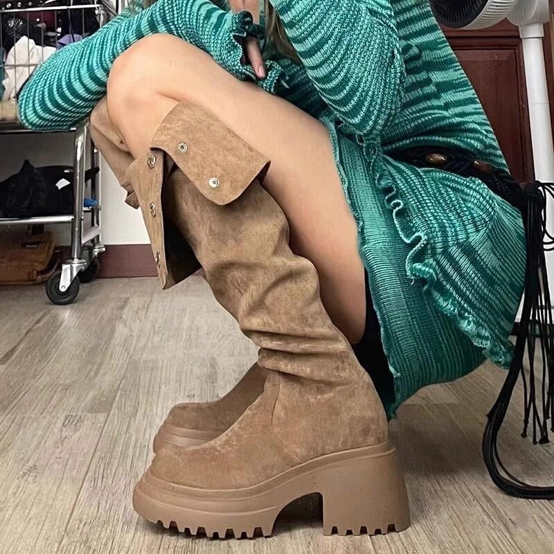 Cizme de motocicletă până la genunchi, partea superioară din velur, vârf pătrat, toc foarte înalt (>8 cm), talpă din cauciuc