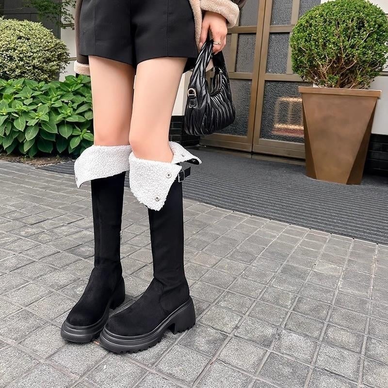 Cizme de motocicletă până la genunchi, partea superioară din velur, vârf pătrat, toc foarte înalt (>8 cm), talpă din cauciuc