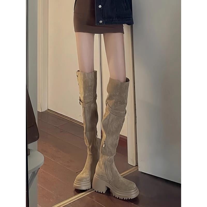 Cizme de motocicletă până la genunchi, partea superioară din velur, vârf pătrat, toc foarte înalt (>8 cm), talpă din cauciuc