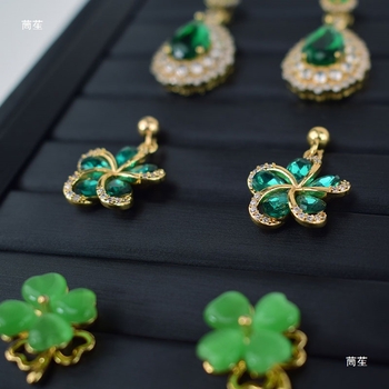 Gyűrűk és fülbevalók kiállító tálca textúrált bőrrel – Elegáns ékszerkiállító állvány, művészi stílus, 2025 tavasz