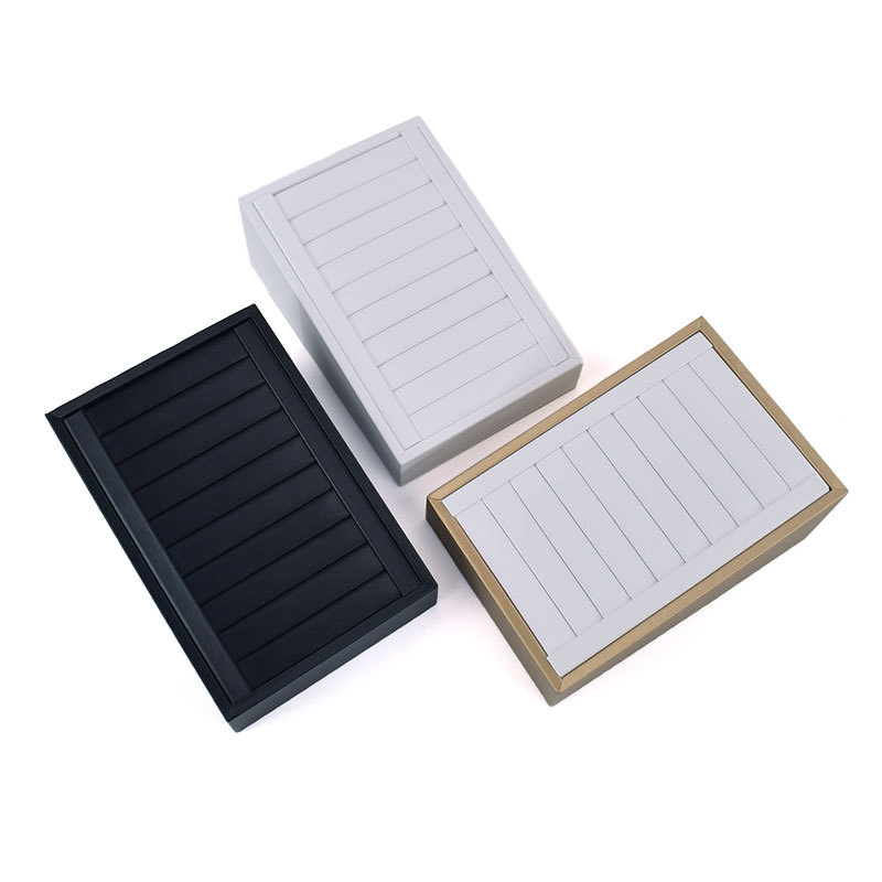 Gyűrűk és fülbevalók kiállító tálca textúrált bőrrel – Elegáns ékszerkiállító állvány, művészi stílus, 2025 tavasz