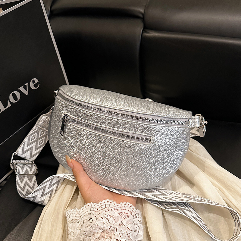 Geantă de tip chest crossbody pentru femei, curea lată — piele PU, căptușeală poliester, închidere cu fermoar, buzunar pentru telefon și documente