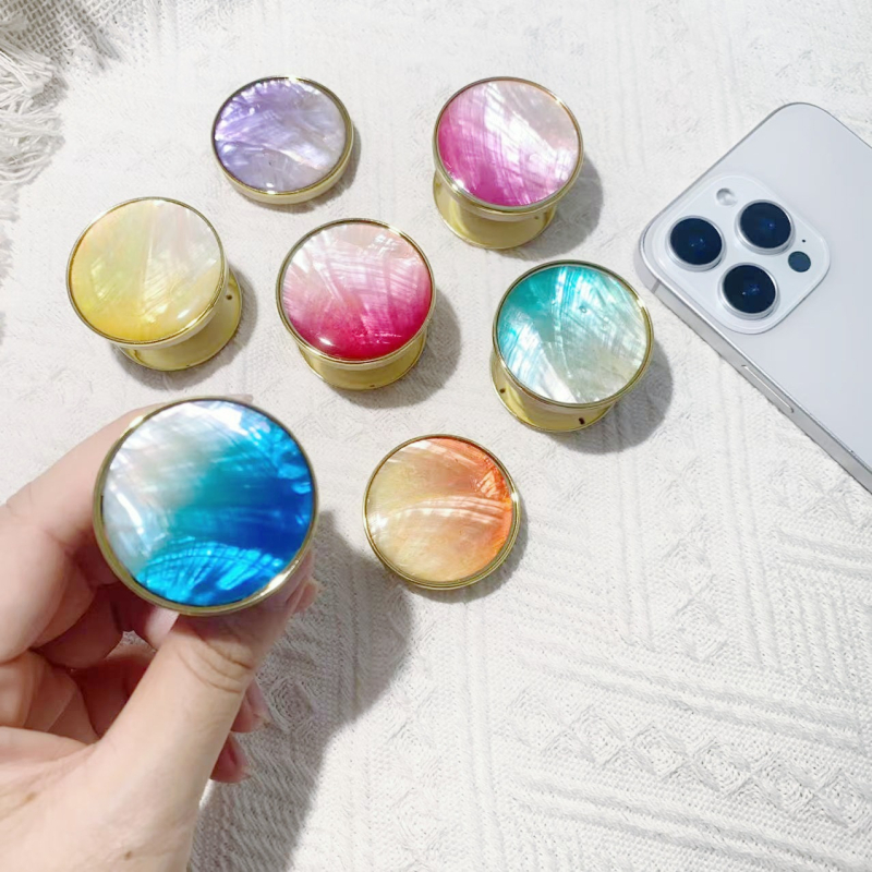 Stāvvai telefona turētājs ar čaulām motīvu no sveķiem, gaisa spilvens, elektroplatinga pārklājums, universāls stils, logotipa pielāgošana — Viqing basket