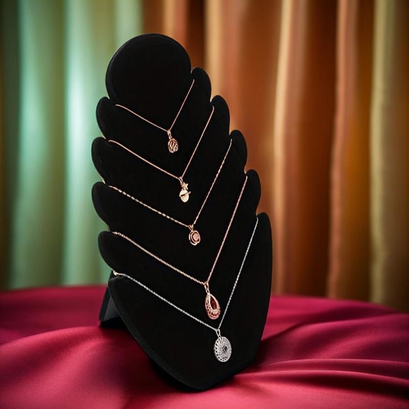 Velúr ékszerkijelző állvány fülbevalókhoz, nyakláncokhoz és karkötőkhöz – anyag: velúr + fa; forma: bemutató; szint: első; borítás: jégszürke velúr