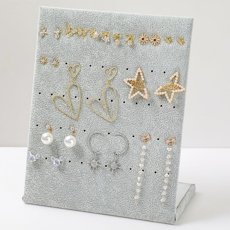 Velúr ékszerkijelző állvány fülbevalókhoz, nyakláncokhoz és karkötőkhöz – anyag: velúr + fa; forma: bemutató; szint: első; borítás: jégszürke velúr