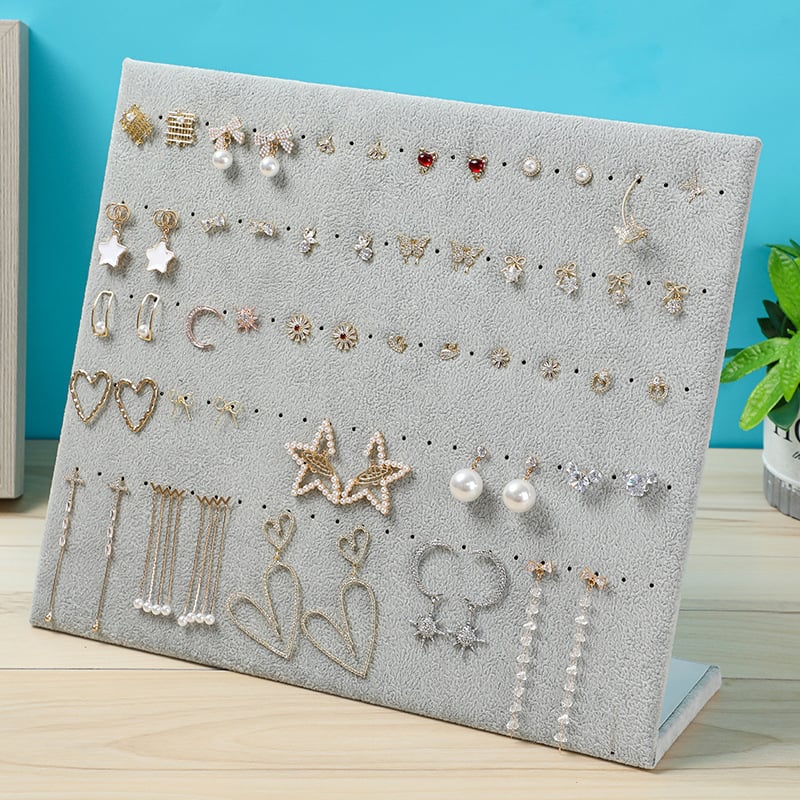 Velúr ékszerkijelző állvány fülbevalókhoz, nyakláncokhoz és karkötőkhöz – anyag: velúr + fa; forma: bemutató; szint: első; borítás: jégszürke velúr