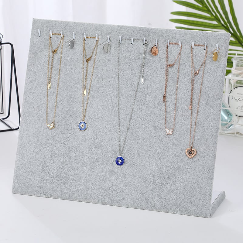 Velúr ékszerkijelző állvány fülbevalókhoz, nyakláncokhoz és karkötőkhöz – anyag: velúr + fa; forma: bemutató; szint: első; borítás: jégszürke velúr