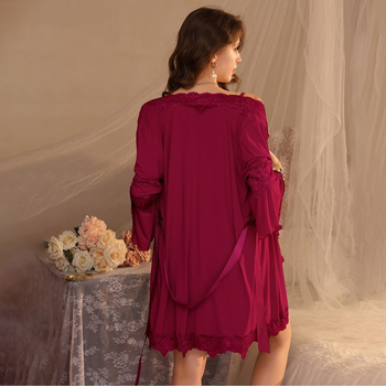 Σετ ύπνου από Ice Silk για γυναίκες — Sexy δαντελένια λεπτομέρεια, ανοιχτή πλάτη, νυχτερινό φόρεμα και ρόμπα, V-λαιμός, μακριά μανίκια