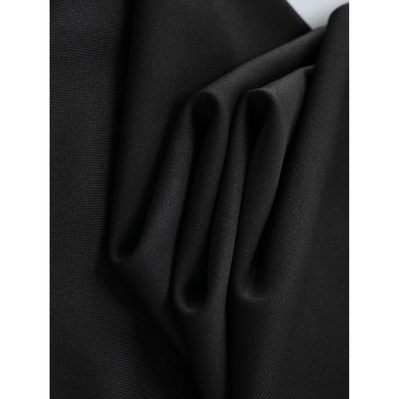 Drukāts kapucētais džemperis – poliestera adīts audums, brīvs siluets, garas piedurknes, kapuce, vidēja biezuma