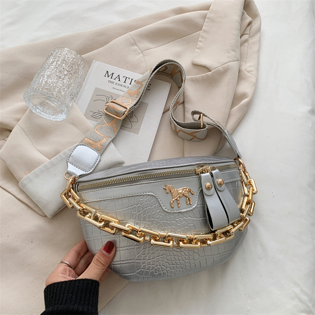 Τσάντα crossbody σε στυλ δρόμου από PU δέρμα, κροκοδειλικού μοτίβου, αλυσίδα-ιμάντας, οριζόντιο τετράγωνο σχήμα, φερμουάρ.