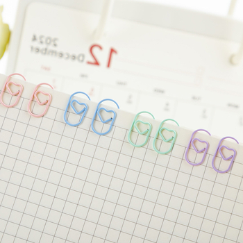 Mini szív alakú papírkapcsok, fém-plasztik felépítés, átlátszó műanyag dobozban – irodai kellékek