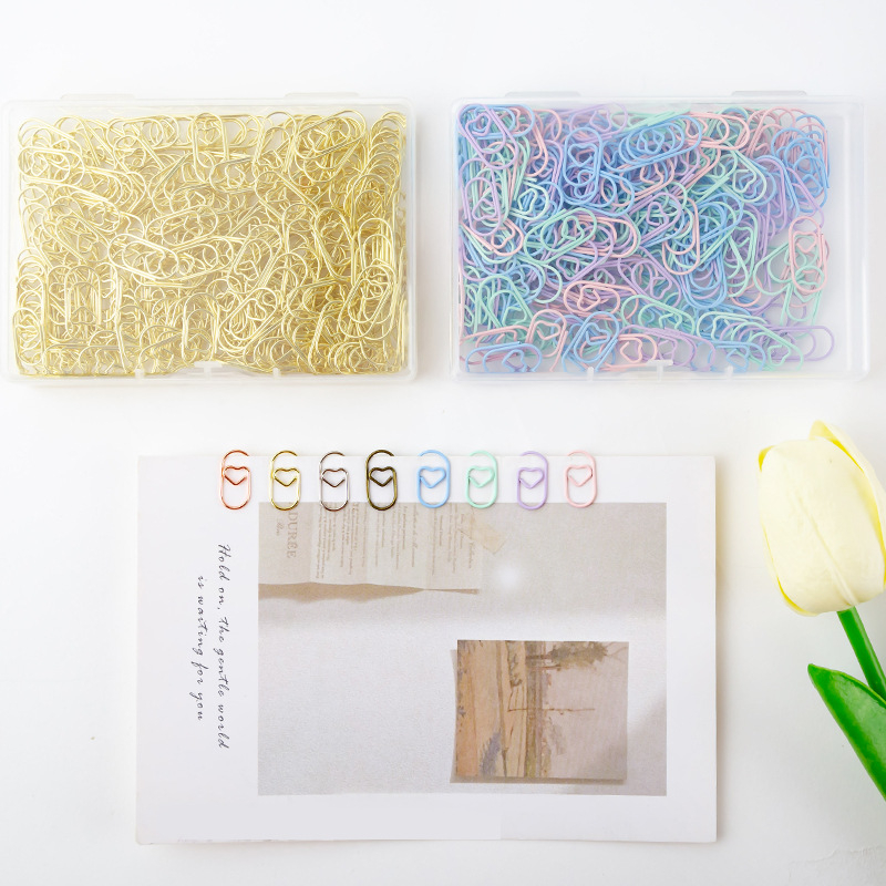 Mini szív alakú papírkapcsok, fém-plasztik felépítés, átlátszó műanyag dobozban – irodai kellékek