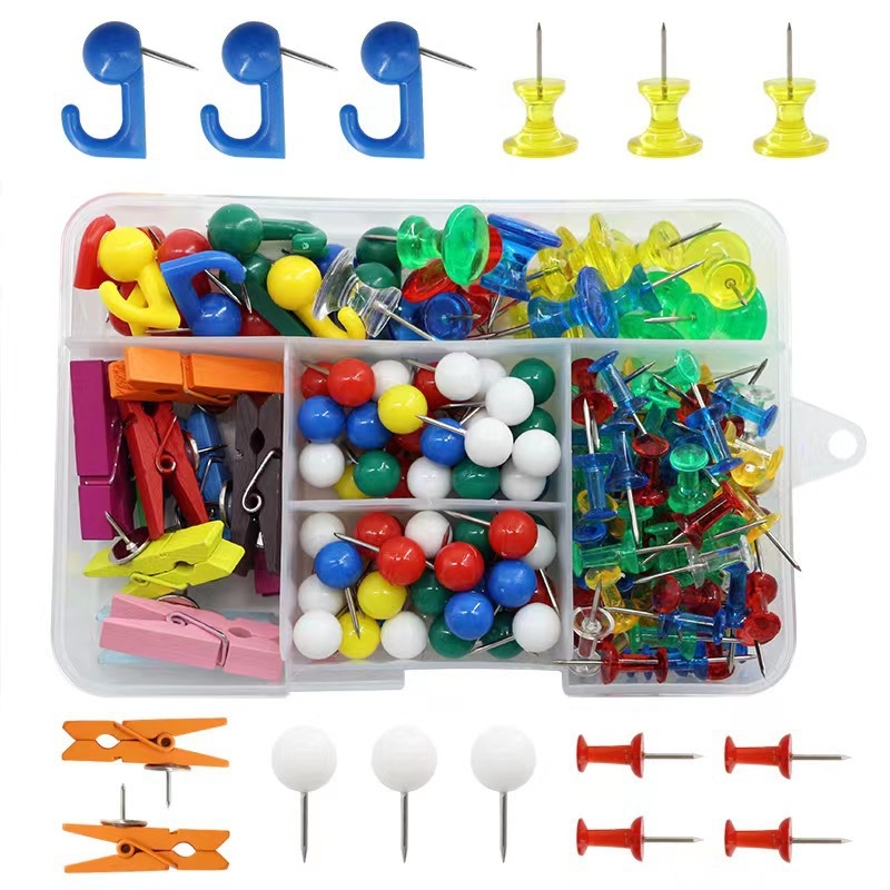 Biuro reikmenų rinkinys: 200 vnt. kamštinės plokštės smeigtukai dėžutėje su penkiais skyreliais, I formos smeigtukai su adatos klipais ir mezgimo kabliukais