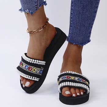 Γυναικεία σφηνοειδή σανδάλια με μαργαριριούχους λίθους και σχέδιο χρωματικού μπλοκ, επάνω μέρος σουέντ, στρογγυλή μύτη, εσωτερικό ύφασμα, σόλα από καουτσούκ, Καλοκαίρι 2025