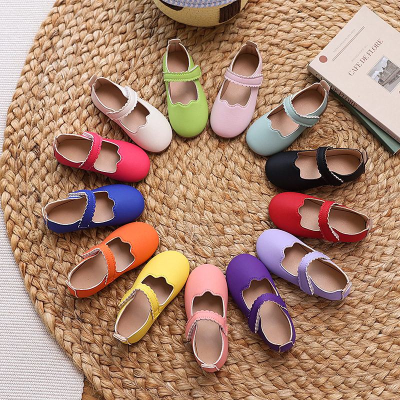 Cipele za djevojčice od PU kože, lakirani završni sloj, niskog profila, zatvaranje na Velcro, gumeni potplat, pogodne za scenske nastupe