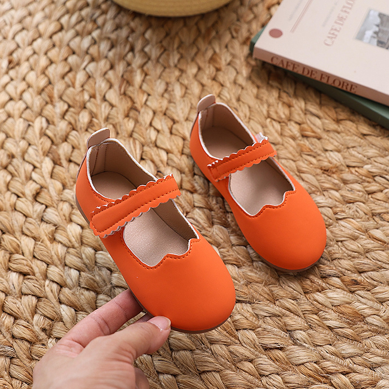 Cipele za djevojčice od PU kože, lakirani završni sloj, niskog profila, zatvaranje na Velcro, gumeni potplat, pogodne za scenske nastupe