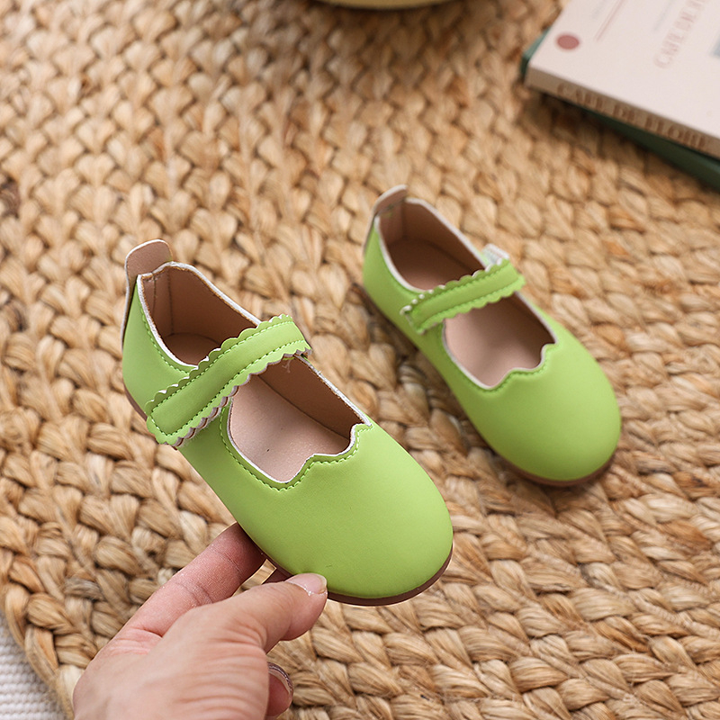 Cipele za djevojčice od PU kože, lakirani završni sloj, niskog profila, zatvaranje na Velcro, gumeni potplat, pogodne za scenske nastupe