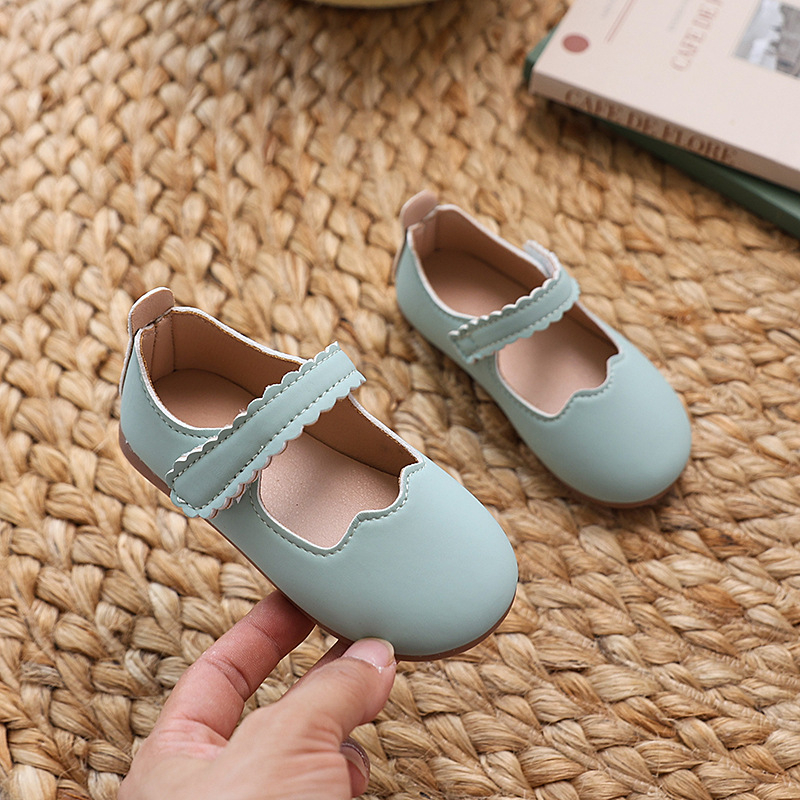 Cipele za djevojčice od PU kože, lakirani završni sloj, niskog profila, zatvaranje na Velcro, gumeni potplat, pogodne za scenske nastupe