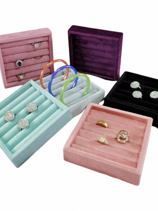 Hordozható gyűrűk kiállító tálca csipkés velúr borítással, művészi stílus, fiókos ékszer rendező — 2025 tavasz