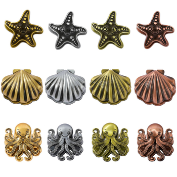 Σελιδοφάκελος με θαλάσσια θεματολογία – χειροποίητος σχεδιασμός με κοχύλι, αστερία και χταπόδι; Υλικό: κράμα; Στυλ: Premium Feel; Μοντέλο: Δικής κατασκευής; Κωδικός: SQ2507