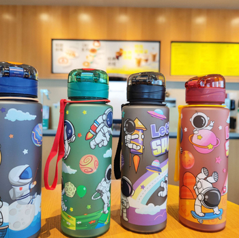 Pahar plastic cu astronaut desen animat, cu pai, curea de purtare, stil sport, 700 ml, material PC, personalizabil