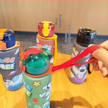 Pahar plastic cu astronaut desen animat, cu pai, curea de purtare, stil sport, 700 ml, material PC, personalizabil