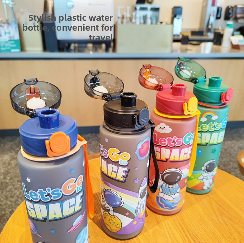 Пластмасова чаша за вода с принт на астронавт в карикатура, преносима с каишка и сламка, спортна чаша 700 ml, PC материал, персонализируема