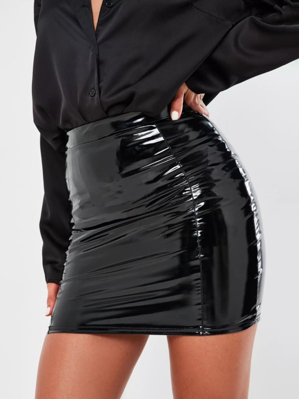 Fustă PU din piele sintetică, în croială bodycon, cu suprafață lucioasă; material 70% poliester, 25% PU, 5% elastan; model solid; lungime scurtă; elasticitate medie
