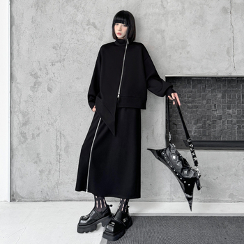 Komplekts ar nepareizo piegriezumu garajā topā ar garām piedurknēm un jostas vietas rāvējslēdzēja svārki — kokvilna/elastāns, gaisa slāņa audums, kolāžas šūšanas detaļas, pilsētas stils, sieviete, rudens 2024