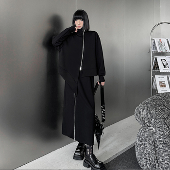 Komplekts ar nepareizo piegriezumu garajā topā ar garām piedurknēm un jostas vietas rāvējslēdzēja svārki — kokvilna/elastāns, gaisa slāņa audums, kolāžas šūšanas detaļas, pilsētas stils, sieviete, rudens 2024