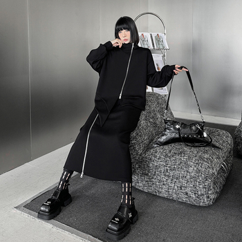 Komplekts ar nepareizo piegriezumu garajā topā ar garām piedurknēm un jostas vietas rāvējslēdzēja svārki — kokvilna/elastāns, gaisa slāņa audums, kolāžas šūšanas detaļas, pilsētas stils, sieviete, rudens 2024